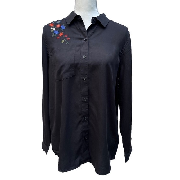 beachlunchlounge Tops - Beachlunchlounge NWT Luna Button Up Black with Floral Embroidery Size Medium